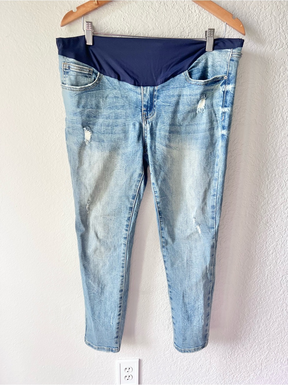 Pinkblush Maternity Light Wash Distressed Straight Leg Jeans Sz 31
